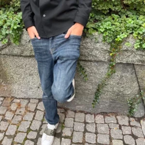 Hm slim jeans - Står ingen storlek men sitter som 30/32 och är i fint skick. Modellen är 184cm och väger 68kg