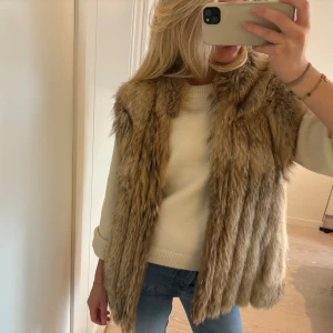 Pälsväst  - Helt stört snygg pälsväst i 100% äkta päls😍😍 supermysig och jättevarm så går att ha även på vintern❤️köpt hos en körsnär, nypris ca 12 000