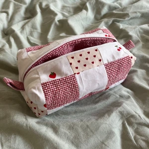 Patchwork-necessär - One of a kind egensydd patchwork-necessär i fina röda färger. ❤️🍒 Måtten är cirka: Höjd: 10cm Längd: 21cm Bredd: 11cm