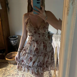 Blommig klänning från missäy - Säljer en jättefin, blommig volangklänning från missäy. Den är aldrig använd och prislappen sitter fortfarande på💞M/L men sitter som en M