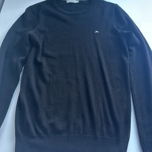 J.Lindberg stickad tröja - Säljer en stickat tröja från j lindberg som är köpt för 1400, den tvättas ifall den kommer till köp.