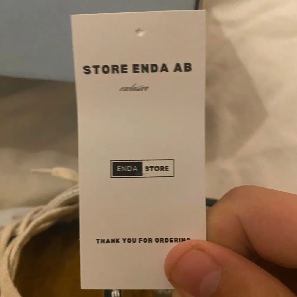 Säljer nu mina philippe model skor som har använts 1 gång och är i 10/10 skick. Sulan är lite smutsig för jag har använt dom en gång men rengör skorna innan jag säljer dom. Hör gärna va er om det är något och det går jätte bra att diskutera pris 😀. Kengät.