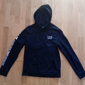 Armani hoodie svart - Helt ny EA7 Hoodie Som kostar 1199kr som ny men jag säljer den för endast 499kr!