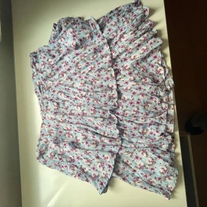 Blommig Zara Kjol - Kjol från Zara i storlek M som har shorts. Köptes för 299kr och har aldrig använts. 