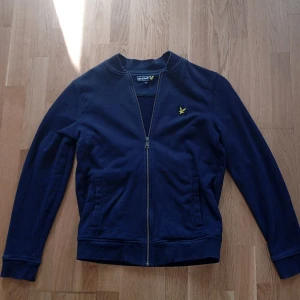 Lyle scott hoodie mörk blå - Lyle scott hoodie använd ett fåtal gånger ser ny ut inga skador eller nått 