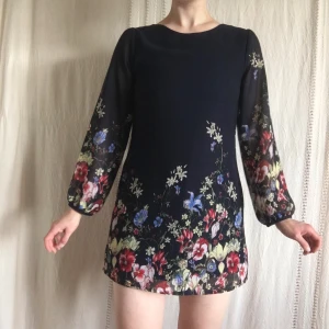 Klänning Yumi - Söt klänning jag köpte som tonåring, men tyvärr växte ur innan jag hann använda… Nyskick! Axel till fåll ca 86cm. OBS: På de 2 bilder där jag har klänningen på mig bär jag strl M, men jag säljer alltså samma modell i strl S. Jag är 178cm, vanligen M.