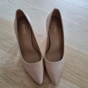Michael kors pumps - Oanvända Michael Kors pumps. Nypris 1800:- Pris 1100:- Stl 36