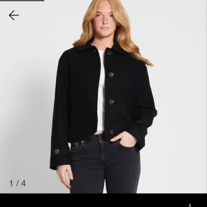 Svart kappa - Svart kort kappa, använd fåtal gånger passa perfekt till höst och vår 