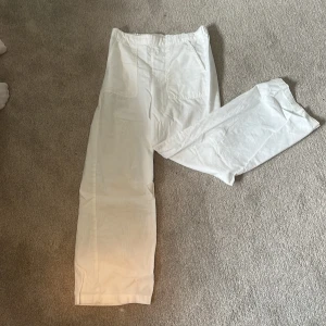 Vita linnebyxor - Ett par jättefina linnebyxor ifrån Kappahl. Dem är använda ca 5 gånger och har en pytteliten fläck som knappt syns. 💗💗