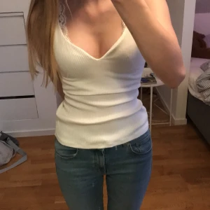 Linne - Fint vitt linne med urringning och typ ”ränder” på💗pris kan diskuteras!💗 