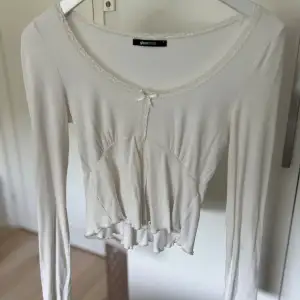 Säljer denna trendiga tröja från Gina Tricot med snitt vid framsidan och detaljer vid bysten då den är lite för liten för mig. Säljer då den är en aning liten på mig. Storlek S och är i bra skick!⚪️🥥🫶🏽 Mitt sista pris🩷