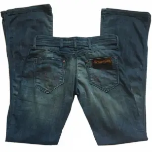 Unika lågmidjade jeans från Wrangler! Midjemått 74cm (rakt över ca 36cm) Innerbenslängd 80cm Grenhöjd 19cm 