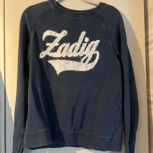 Zadig & Voltaire tröja - Så fin tröja från Zadig & Voltaire! Den är i barnstorlek men passar på mig som har S eller M i vanligafall!🥰