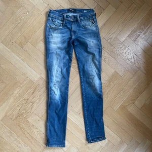 Replay Anbass jeans - Säljer nu mina Replay anbass jeans i slimfit. Strorleken är 29/34. Nypris 2000kr mitt pris 350kr. Lite slitningar i baken därav det låga priset. Skriv till mig om ni har några frågor och funderingar!