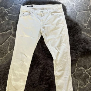 J.Lindberg Byxor - J.Lindberg herr byxor som har använts fåtal gånger. Inga fläckar och är som nya bara lite skrynkliga. Nypris är 1600kr. Storleken är W36/L32.