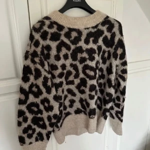 leopard tröja - stickad m leopardmönster, från &other stories💗