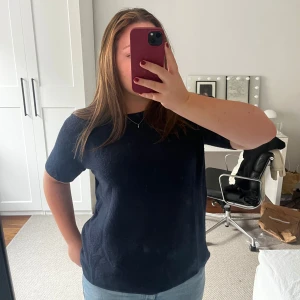 Soft Goat tröja - Jättefin Soft Goat kortärmad ribbad tröja!! Ett litet hål på höger axel!