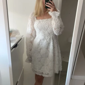 Studentklänning  - Säljer nu min superfina studentklänning i mycket bra skick. Helt slutsåld i butik. Köpt för 800 kr 