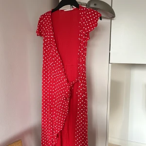 Röd klänning - Supersöt sommarklänning! Helt oanvänd. Knytning. Pris diskuterbart ❤️
