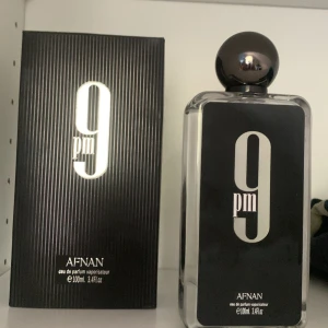 Afnan 9pm - En Afnan parfym köpt på Notino. Den är 100ml och knappt använd som ni kan se på en av bilderna. (Skriv via funderingar) 
