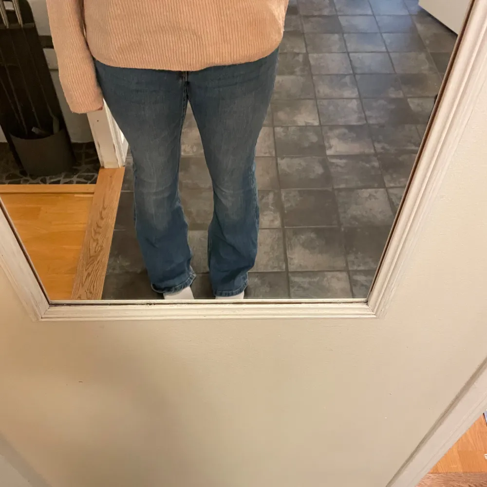 Ljusblåa lågmidjade jeans från Vero Moda. I storlek s och längd 30. Innerbensmått: 79cm 💞 . Jeans & Byxor.