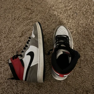 Jordan 1s high  - Jordan 1s high smokey grey i storlek 42.5, använda men i bra skick, skriv vid frågor eller så 
