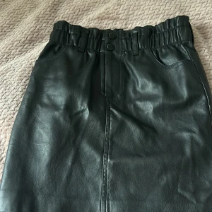 Polyester kjol - Polyester kjol, svart, andvänd några gånger, knappar, små fickor, KIDSONLY, 140🫰🏻