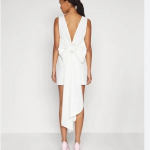 YAS klänning vit  - Säljer nu min jätte fina vita klänning ifrån märket YAS. Skulle egentligen ha den på studenten men hittade en annan. Passar perfekt till student/examen. Nypris 1299 kr. Ny med prislapp kvar. Slutsåld och går inte att köpa längre. Pris kan diskuteras 