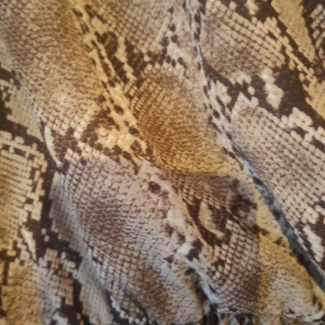 Ormmönstrad omlottopp från NA-KD - 92