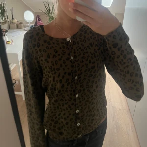 Mörkgrön leopard kofta! - Säljer min as snygga leopard tröja!🐆 Storleken är M, men skulle säga att den sitter som en S, och passformen är helt perfekt!! 💓