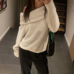 En stickad Off-shoulder tröja  - En stickad tröja från h&m, jätte fluffig och skön💕