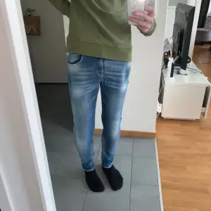 Gör mig av med dessa supersköna jeans i från amerikanska guess.  De må sitta väldigt tajt men eftersom att det är maxxad stretch i materialet så kan du hoppa höjdhopp i dem ändå!  Felfria och varsamt använt. Nypris 1299kr