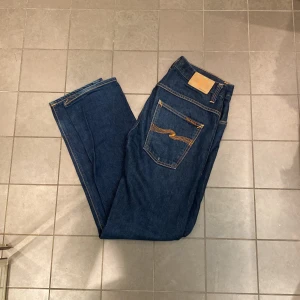 Nudie jeans - Säljer nu dessa sjukt snygga Nudie jeans i storlek 31/32 ,Skick 9/10, inga defekter. Pris: 299 kr, kan diskuteras vid snabb affär!