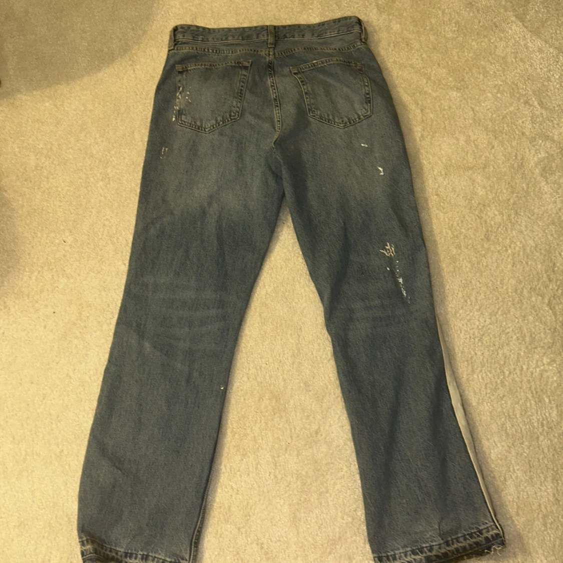 Blå jeans med slitningar - 1