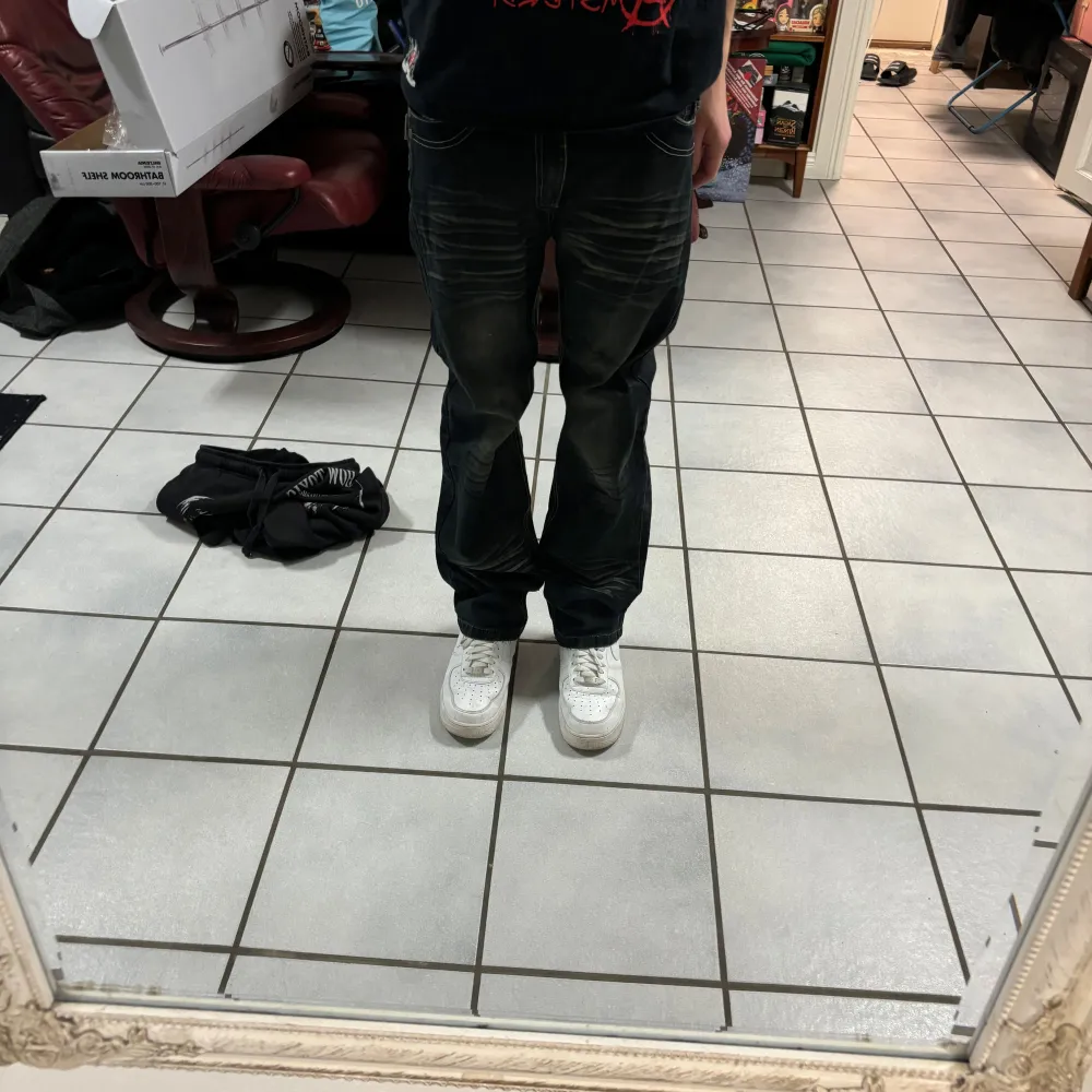 Snygga svarta jeans med coola detaljer och slitningar. De har en klassisk femficksdesign och en knappgylf. Perfekta för en avslappnad stil.. Farkut & Housut.