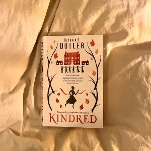 Kindred - Säljer boken ”Kindred” av Octavia E. Butler (2018, Engelska) i mycket bra skick! Boken är läst, men har inga märkningar eller böjda kanter på insidan, svaga stötar på utsida kant (se sista bild). Ingen retur. Packar boken i flera lager för att minska risken för skada under leverans. Kan skicka med post eller mötas upp i Uppsala! Det är bara att skriva om du har några frågor! <3