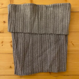 Grå glittrig ribbad topp - Bandeau topp från bershka