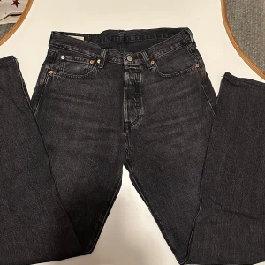 Levis jeans  - Levis jeans. 501, perfekt för en snygg stil. Måtten w32 L 34