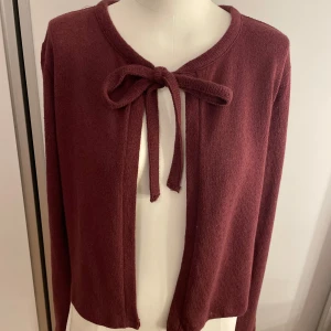 Vinröd kofta  - Super söt kofta från lager 157. Det är storlek xs men funkar för folk som har större/mindre än det. Väldigt skön men har bara haft på mig en till två gånger!