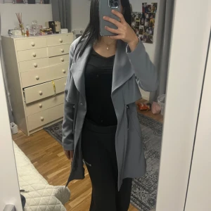 Blå kappa - Snygg blå kappa med klassisk design och långa ärmar. Knappt använd! Storleken är xs men passar även S då jag själv har s😊