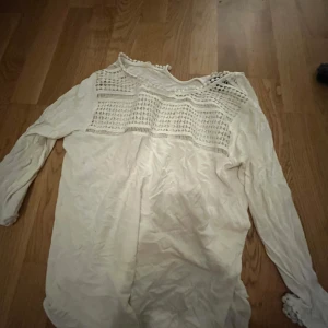 Jättefin tröja från HM - Säljer en jättefin och söt tröja från hm💓💓 använd fåtal gånger och jättegullig att ha till en vanlig outfit.