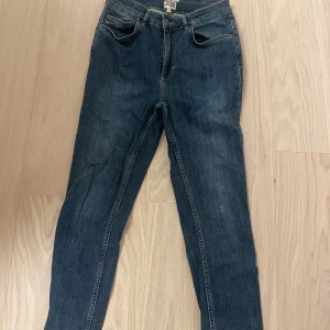 Blå jeansbyxor Twist and tango - Snygga blå jeansbyxor med en klassisk design. De har en hög midja och en slim passform som ger en stilren look. Perfekta för en avslappnad stil.