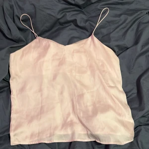 Rosa sidenlinnetopp från Monki - Kommer i större storlek än vad de står, eller asså de känns som en större storlek!❤️