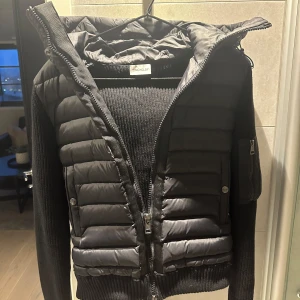 Moncler Cardigan - Tjenare, Säljer min fina moncler cardigan med luva. Sprillans ny använt en gång sedan dess har den varit i garderoben. Lapp och Moncler Certification Triangeln följer med. Skick 10/10  Skriv vid frågor osv !  Pris kan diskuteras vid en snabb affär 