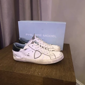 Vita Philippe Models - Stil rena philippe models. Köpta nya för 3,500kr. Levereras med originalförpackning och dustbag.