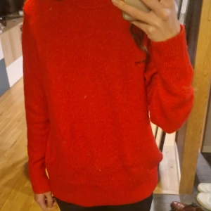 Röd stickad tröja - Stickad tröja som jag tyvärr bara använt en gång pga att färgen inte passar mig :(