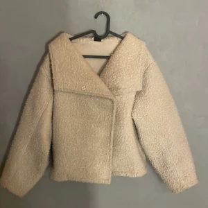 Beige supermysig teddyjacka - Mysig beige teddyjacka som jag har köpt här på plick men aldrig använt sen dess i och med att den är lite för stor för mig!🥰 Kan gå ner i pris vid snabb affär🩷