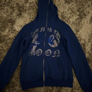 Aim for the moon hoodie - Aldrig använd och köpt för ungefär 700, inga defekter då den inte kommit till användning🤝