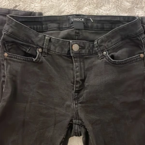 Svarta jeans från Lindex - Snygga svarta jeans från Lindex som är low waist bootcut. Frakt kostar 45kr