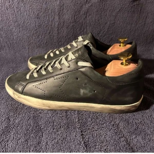 Svarta sneakers från Golden Goose - Snygga svarta sneakers från Golden Goose med klassisk design.